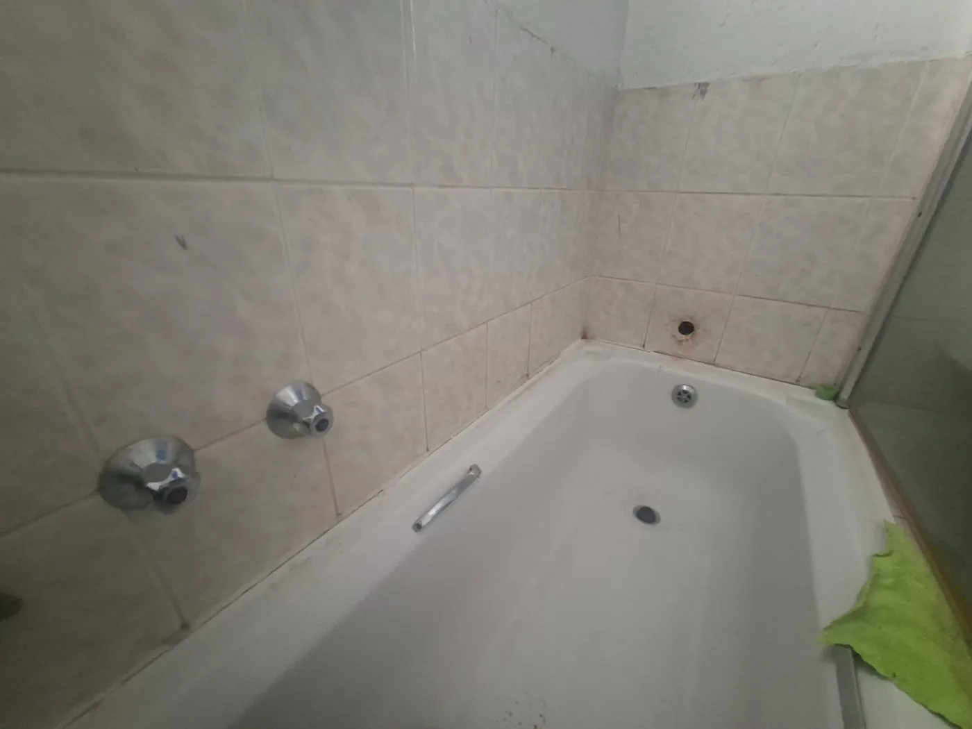 Bathroom plumbing Sandton bath, shower and tiled wall plumbing inspection