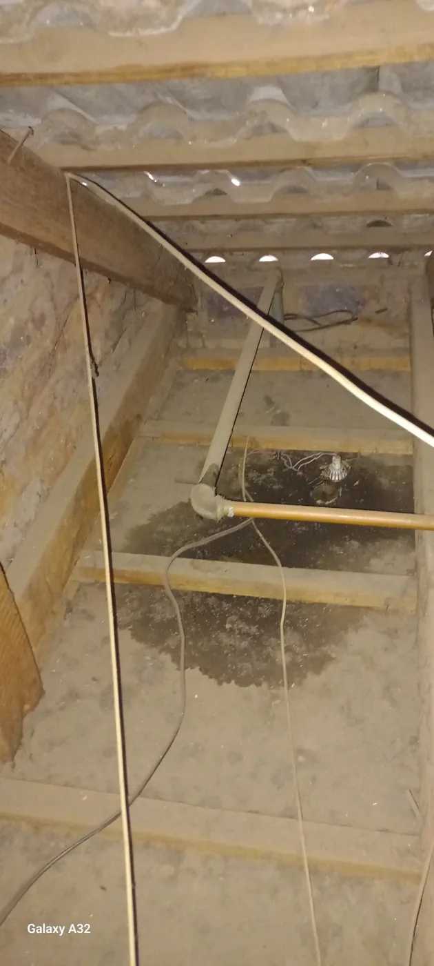 Emergency plumber Sandton active spraying pipe leak before containment