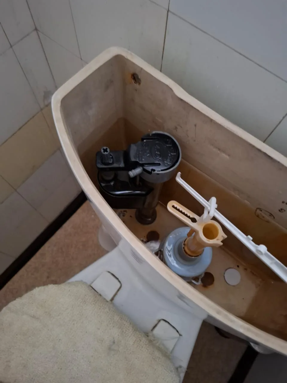 Maintenance plumbing Sandton toilet cistern fill valve and internal parts inspection